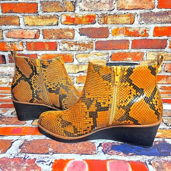 Aerosole Brandi Pull On Anjle Boot Snake Skin wedge Size 6.5 - Picture 6 of 8